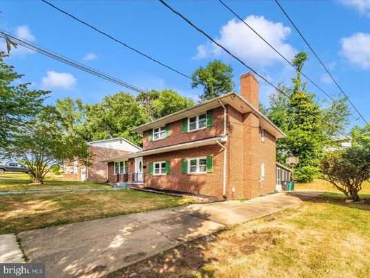Backyard, Exterior, Facade, Brick Facade, American Foursquare