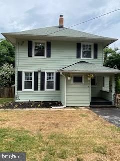 Exterior, Facade, Raised Ranch