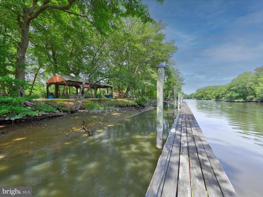 Exterior, Lake