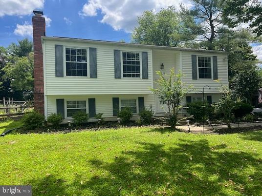 Backyard, Exterior, Facade, Raised Ranch