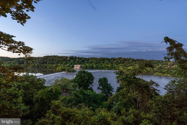 Exterior, Lake