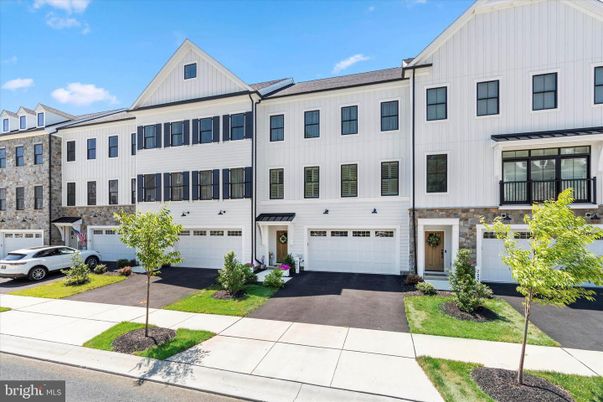 Attached, Exterior, Facade, Rowhouse