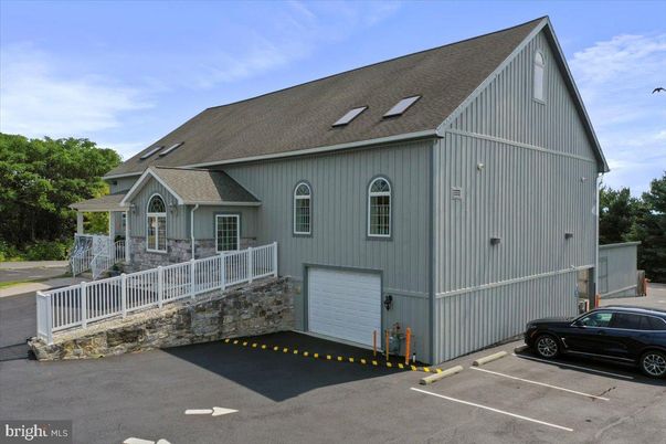 Attached, Exterior, Facade, Cape Cod