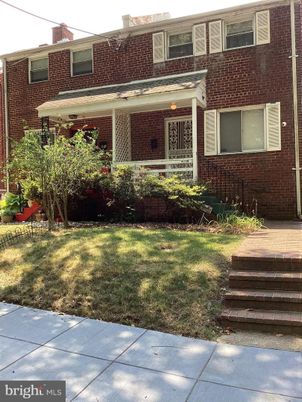 Exterior, Facade, Brick Facade, Rowhouse