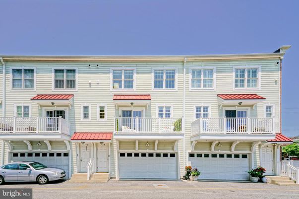 Attached, Exterior, Facade, Rowhouse