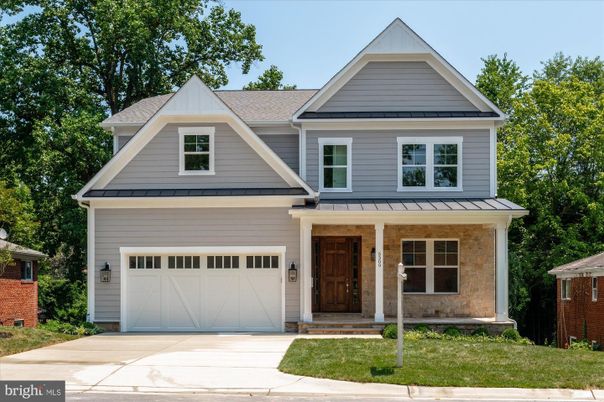 Attached, Exterior, Facade, Farmhouse