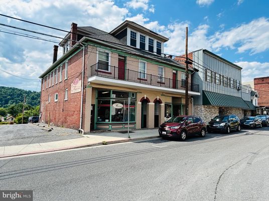 Exterior, Facade, Brick Facade, American Foursquare