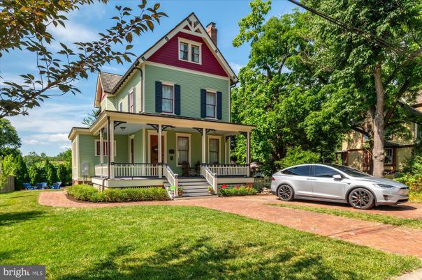 Exterior, Facade, Queen Anne Victorian