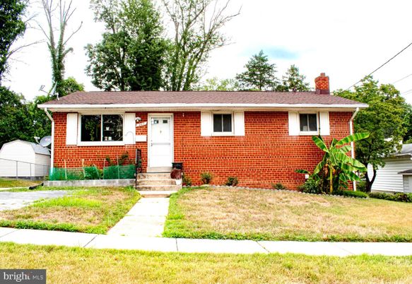 Exterior, Facade, Brick Facade, Cape Cod