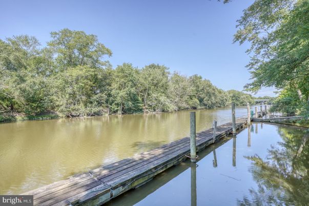 Exterior, Lake
