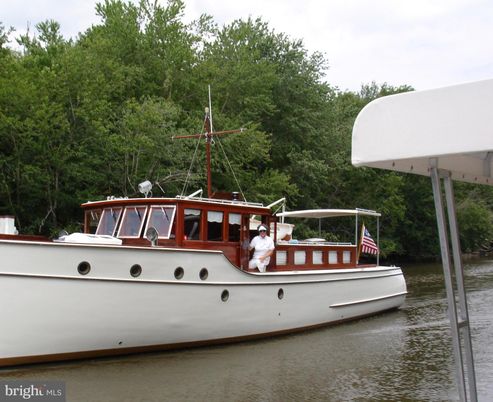 Exterior, Lake