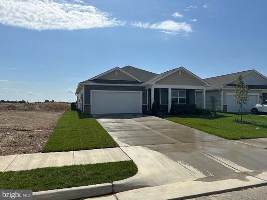 Attached, Exterior, Facade, Ranch