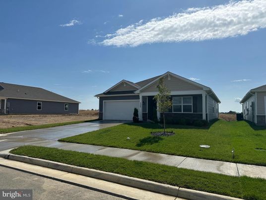 Attached, Exterior, Facade, Ranch