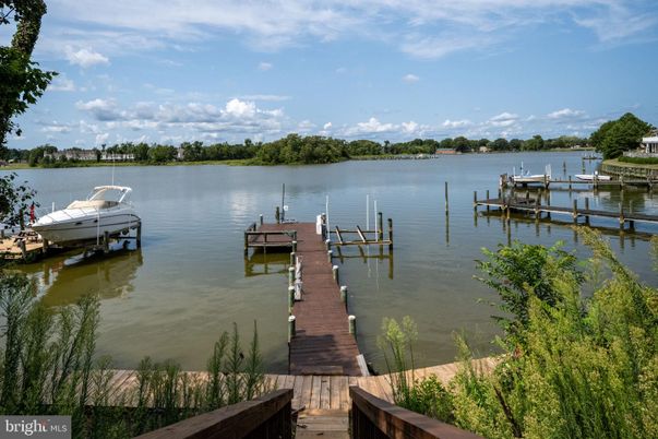 Exterior, Lake