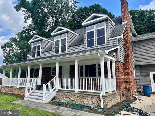 Exterior, Facade, American Foursquare