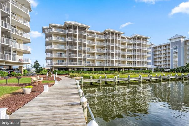 Exterior, Lake