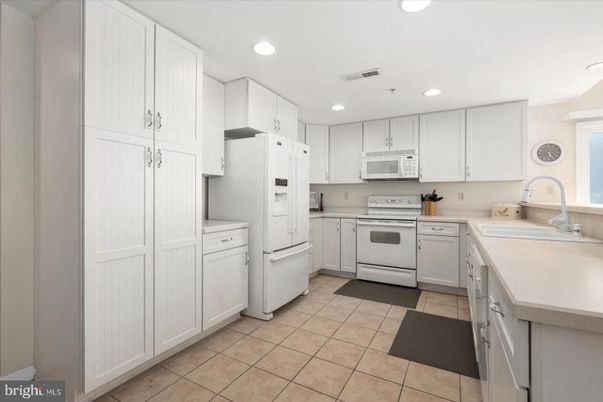 Interior, Kitchen, Recessed Lighting, Washer