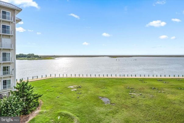 Exterior, Lake