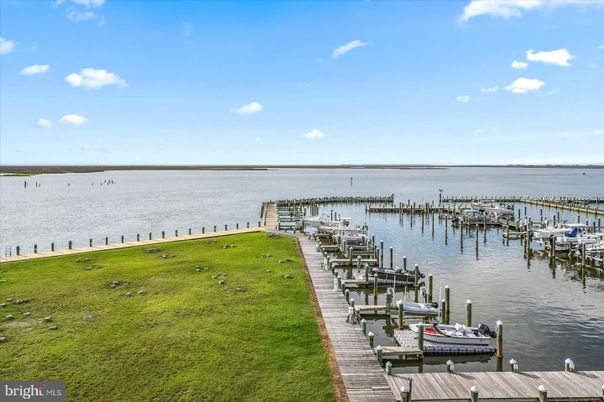 Exterior, Lake