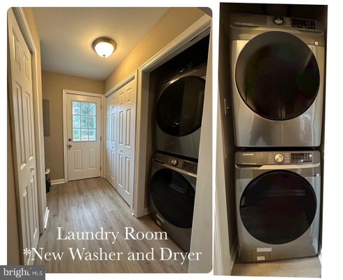 Interior, Utility Closets, Washer, Wood Texture Flooring