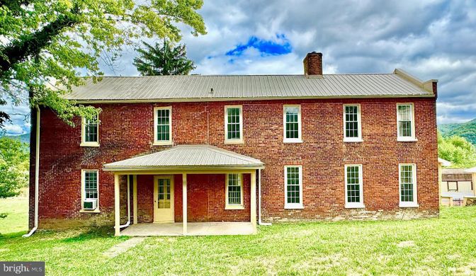 Exterior, Facade, Brick Facade, Georgian