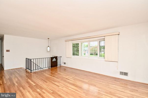 Empty room, Interior, Pendant Lights, Wood Texture Flooring