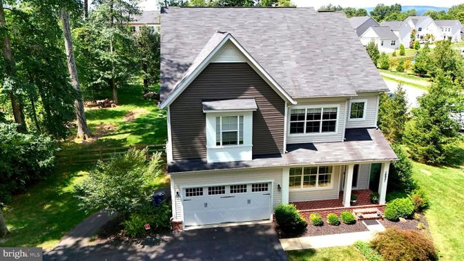 Attached, Exterior, Facade, Farmhouse
