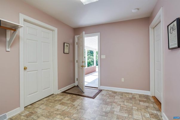 Empty room, Interior