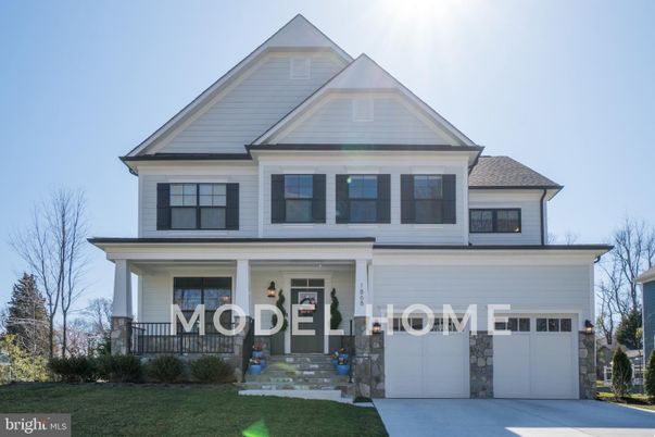 Attached, Exterior, Facade, Farmhouse