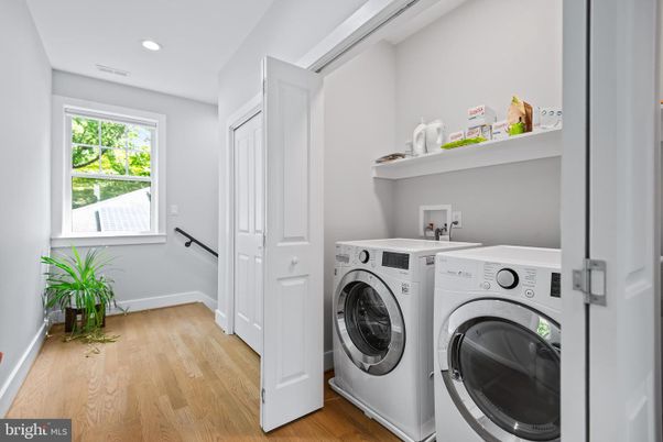 Interior, Recessed Lighting, Washer, Wood Texture Flooring