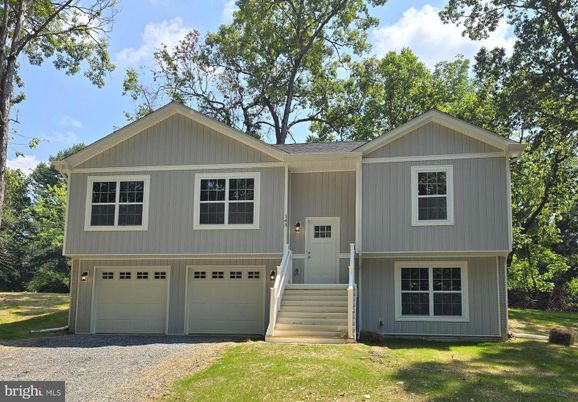Attached, Exterior, Facade, Raised Ranch