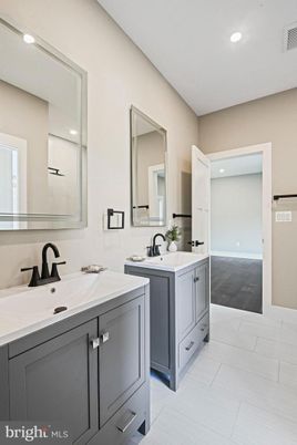 Bathroom, Dual Sink Vanities, Interior, Recessed Lighting