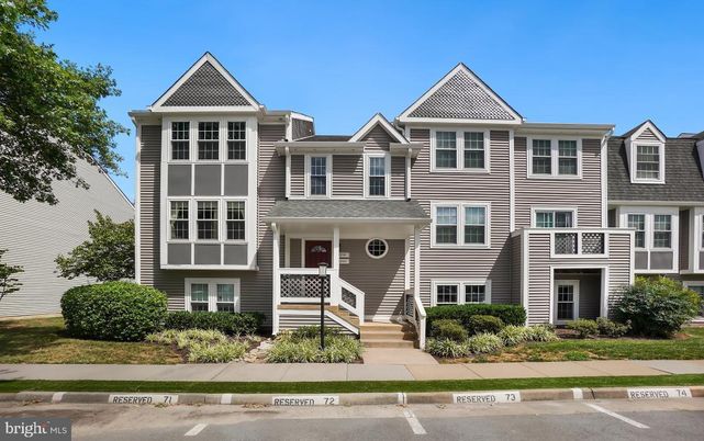 Exterior, Facade, Rowhouse