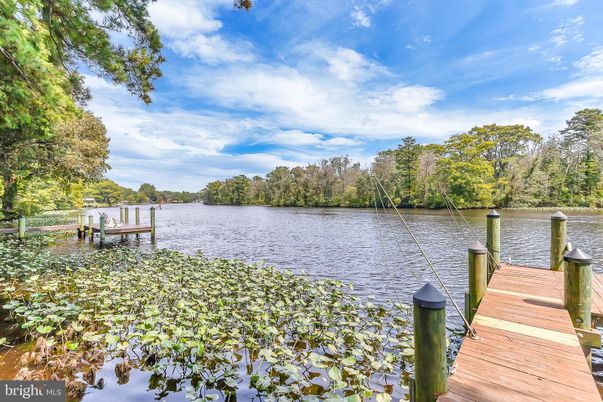 Exterior, Lake