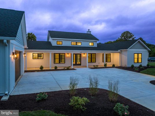 Exterior, Facade, Farmhouse