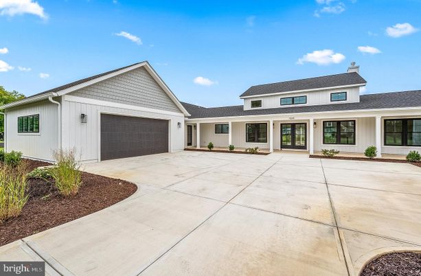 Attached, Exterior, Facade, Farmhouse