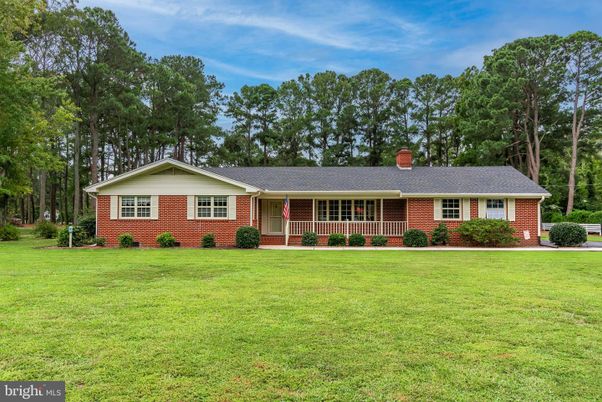 Exterior, Facade, Brick Facade, Ranch