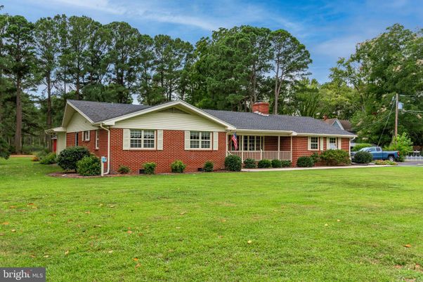 Backyard, Exterior, Facade, Brick Facade, Ranch