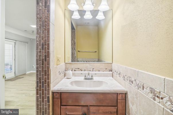 Bathroom, Interior, Recessed Lighting, Wood Texture Flooring