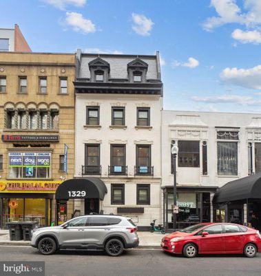 Exterior, Facade, Rowhouse