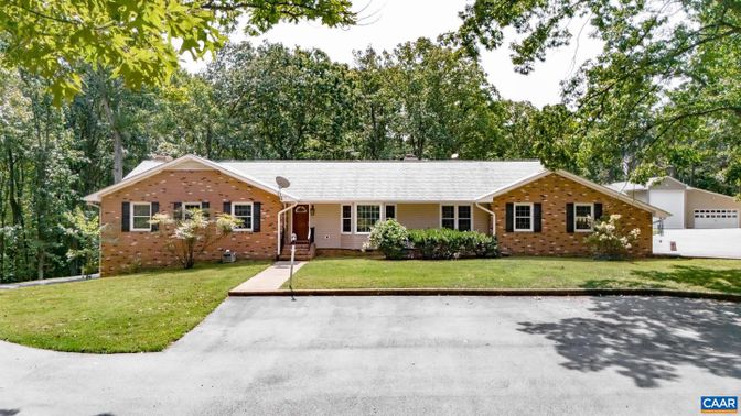 Exterior, Facade, Brick Facade, Ranch