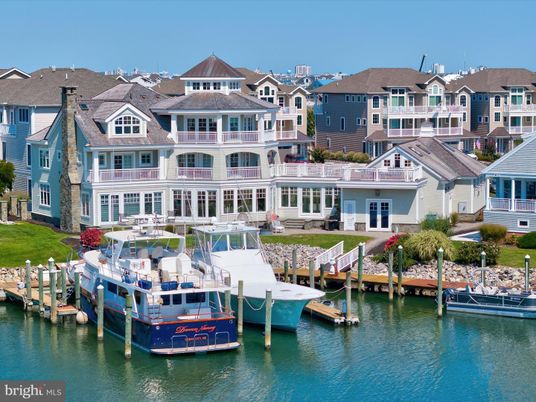 Exterior, Lake