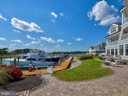 Exterior, Lake