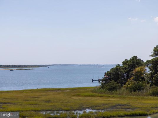 Exterior, Lake