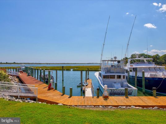 Exterior, Lake