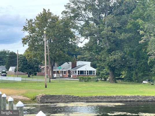 Exterior, Lake