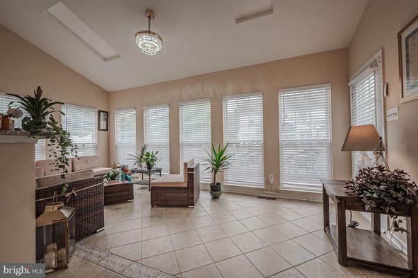 Chandelier, Interior, Living room