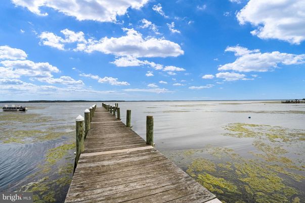 Exterior, Lake