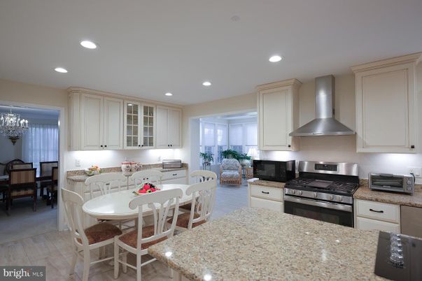 Chandelier, Dining room, Interior, Kitchen, Recessed Lighting, Stainless Steel Appliances