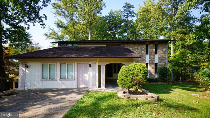 Exterior, Facade, Ranch